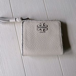 Off white Tory Burch snap shut wallet. Used but in great condition
